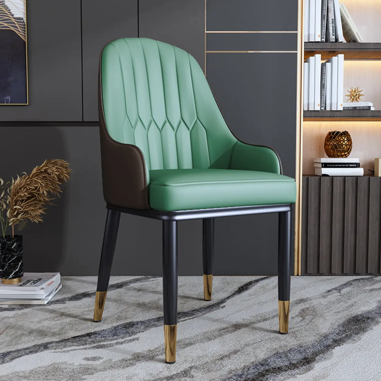 Moderne Eetkamerstoel met Armleuningen in Kunstleer en Zwarte Metalen Poten met Goud Detail | Restfield