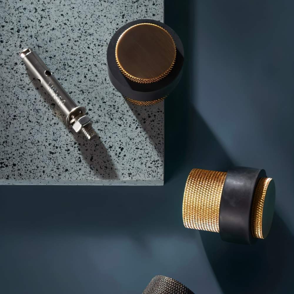 Minimalistische Deurstop Met Rubber Afwerking En Messing Detail | Restfield