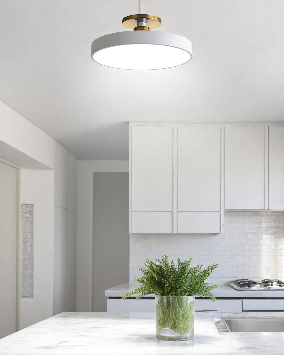 Moderne ronde plafondlamp met goud detail en acryl diffuser – minimalistische semi flush design verlichting voor woonkamer en slaapkamer | Restfield